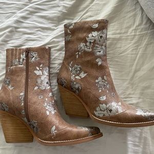 NWOB Jeffrey Campbell Tan Boots Size 10